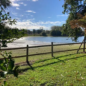 Hébergement de vacances De Pêcheurs Avec Spa Au Pied De L'étang, Hédé