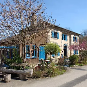 Bed & Breakfast Ille Flottante, Maison Eclusiere Et Hebergements Insolites Sur Le Canal, Hede-Bazouges